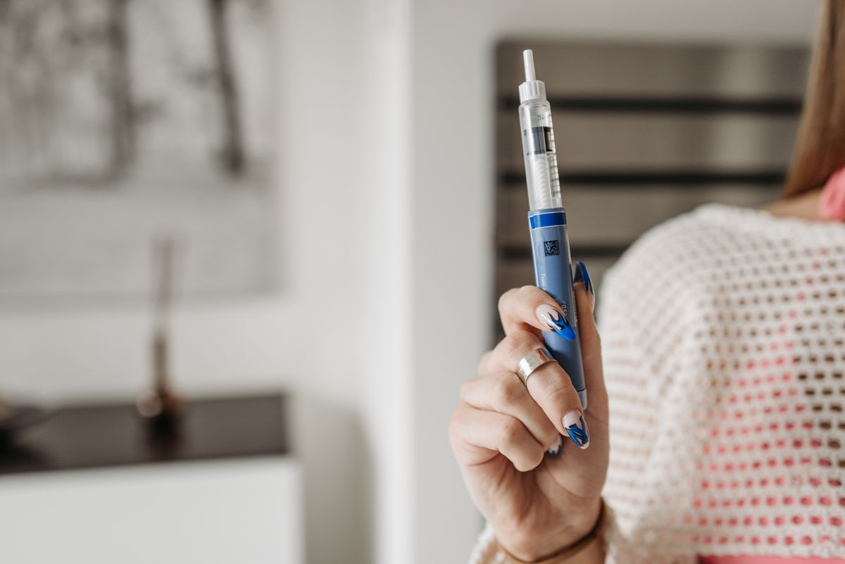 Holding an injection pen — the dial and cartridge in hand